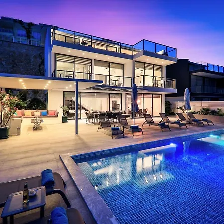 Rent Your Own Luxury With 5 Bedrooms Antalya 1041 Vilă